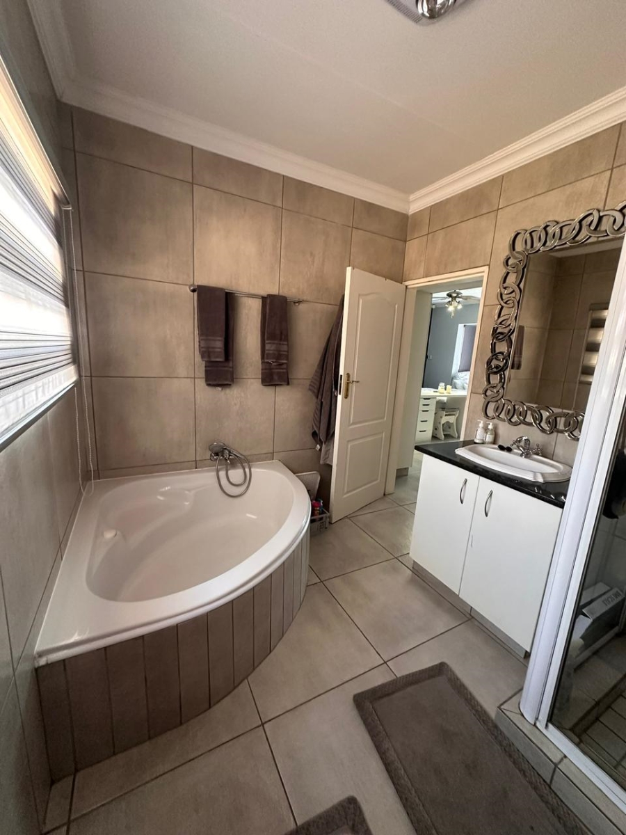 To Let 3 Bedroom Property for Rent in Flamwood North West